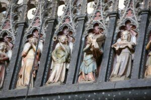 Some of the angels are playing musical instruments